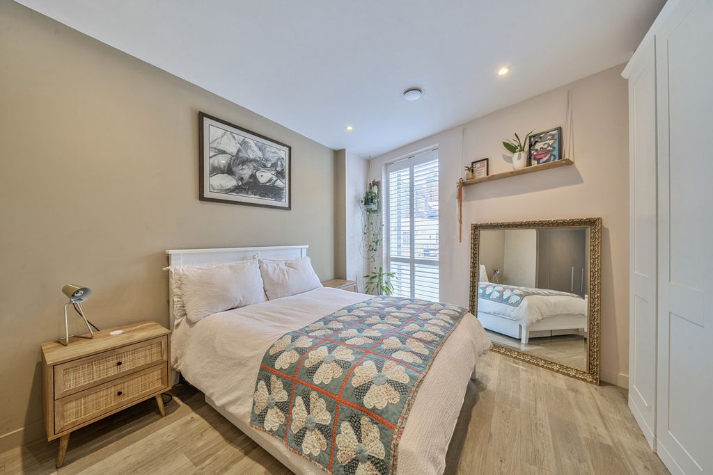 Property photo 2 of 18 Bedroom