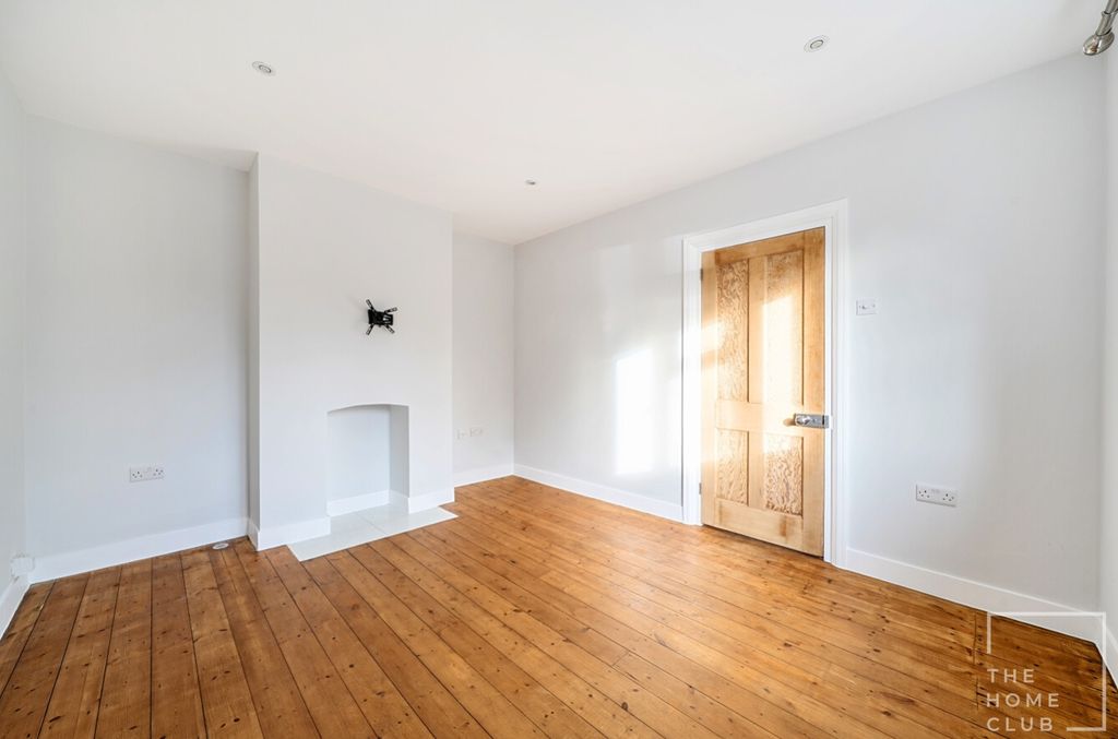 Property photo 2 of 9 079354F0-7B5c-4c0A-A516-811c2B9Eda47