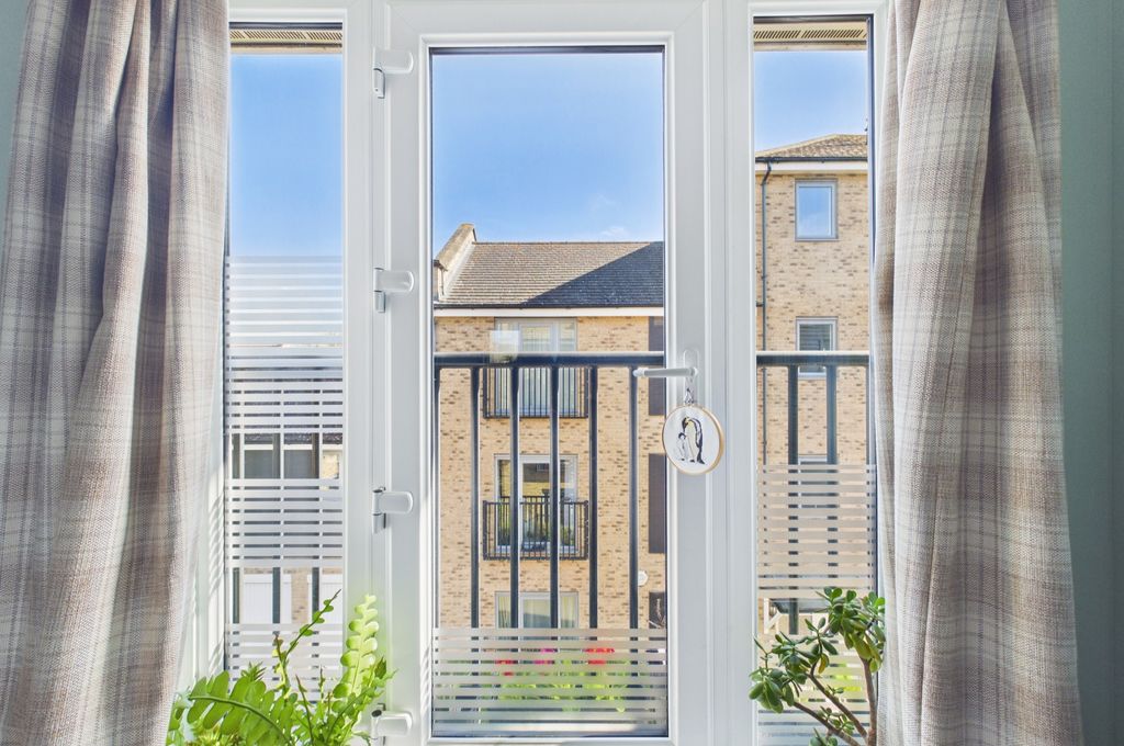 Property photo 3 of 13 Cam03259G0-Pr0255-Still010