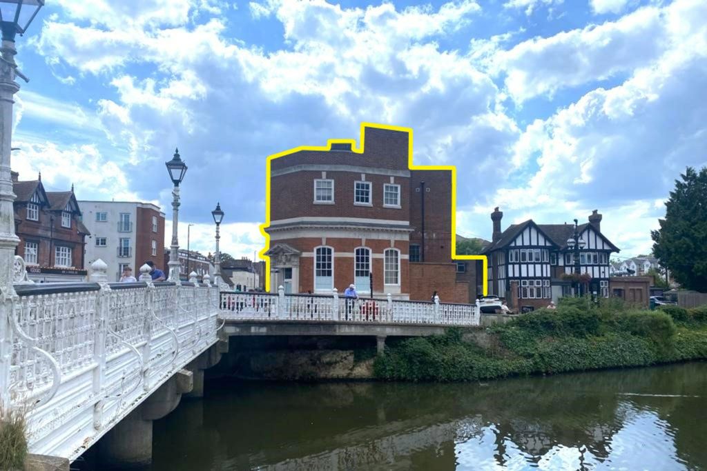 Property photo 1 of 11 100 High Street, Tonbridge, Tn9 1An