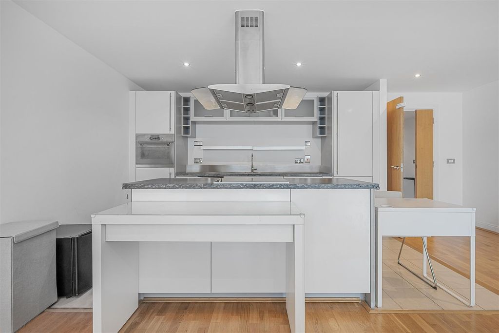 Property photo 3 of 10 Kitchen2 (6).Jpg