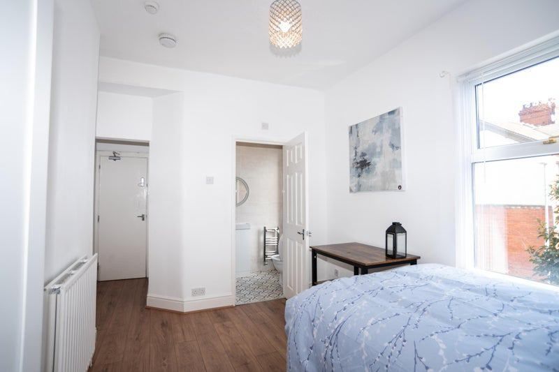 Property photo 3 of 12 Bright, Freshly Decorated Double Bedroom With Wood...