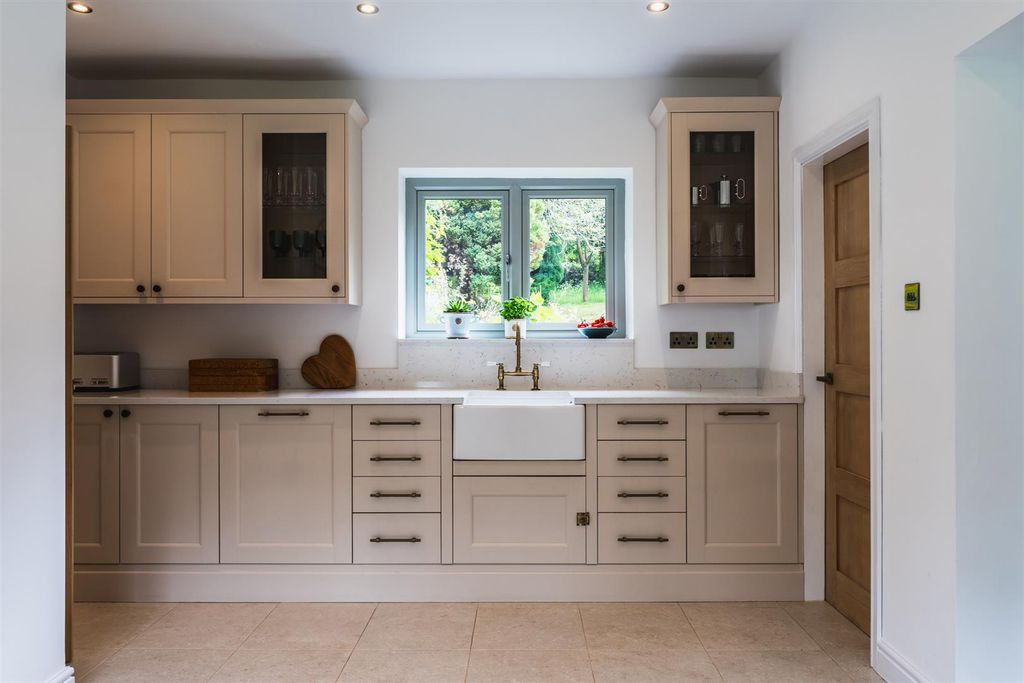 Property photo 3 of 39 Breakfast Kitchen