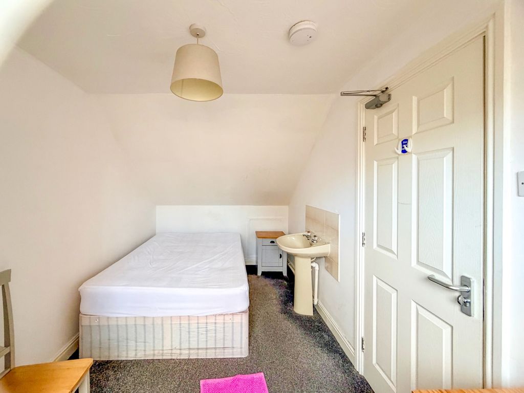 Property photo 1 of 12 Room 3