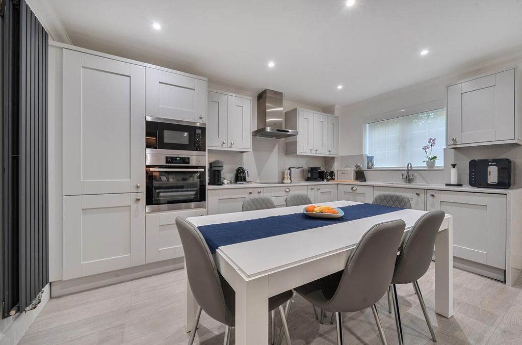 Property photo 2 of 16 1369740-11-68Ef7Bf451743.Jpg