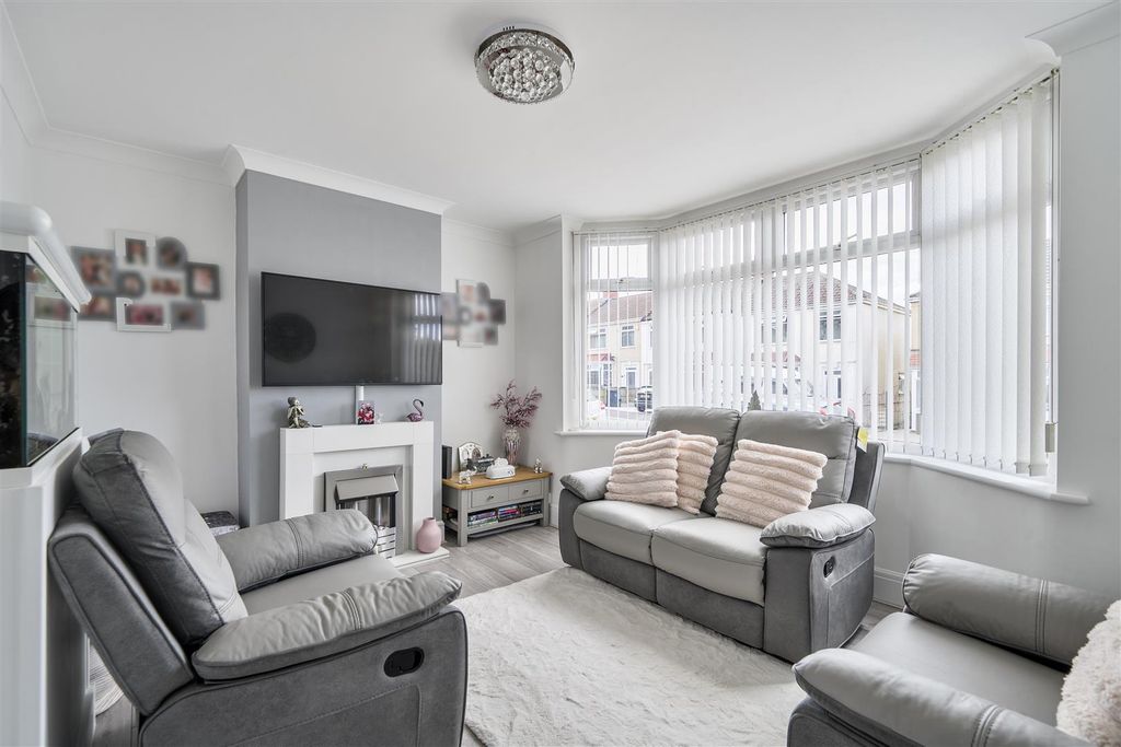 Property photo 3 of 15 Lounge