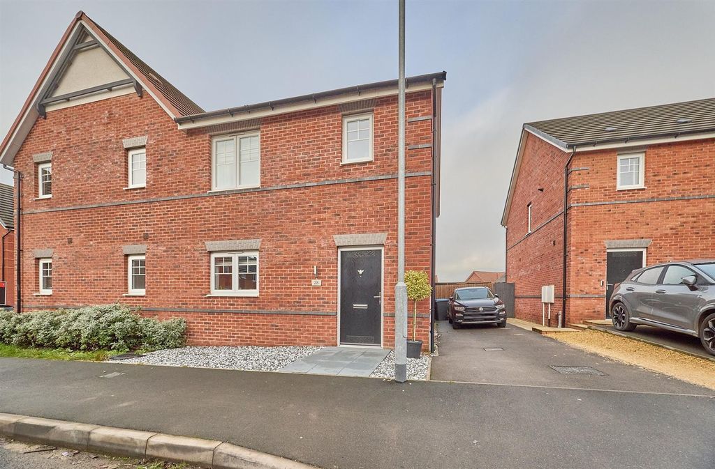 Property photo 1 of 16 Notleyfield Close Es 17.Jpg