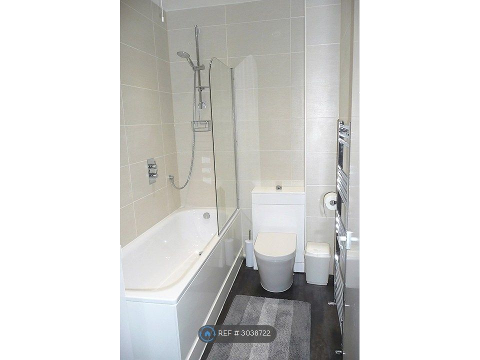 Property photo 2 of 11 Bathroom 1