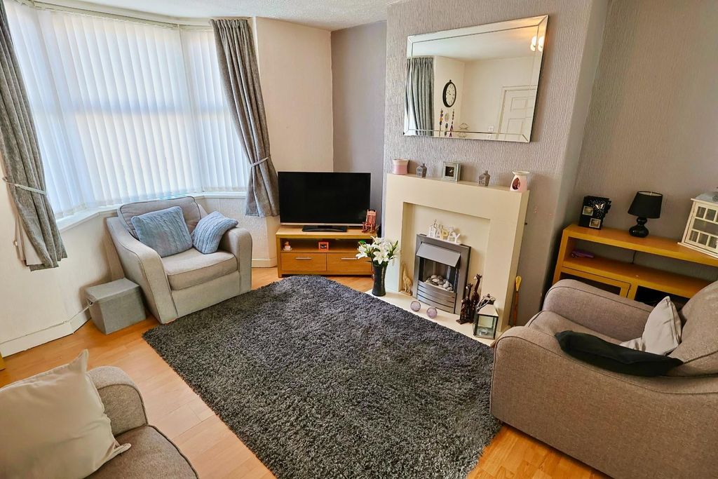 Property photo 3 of 15 Lounge