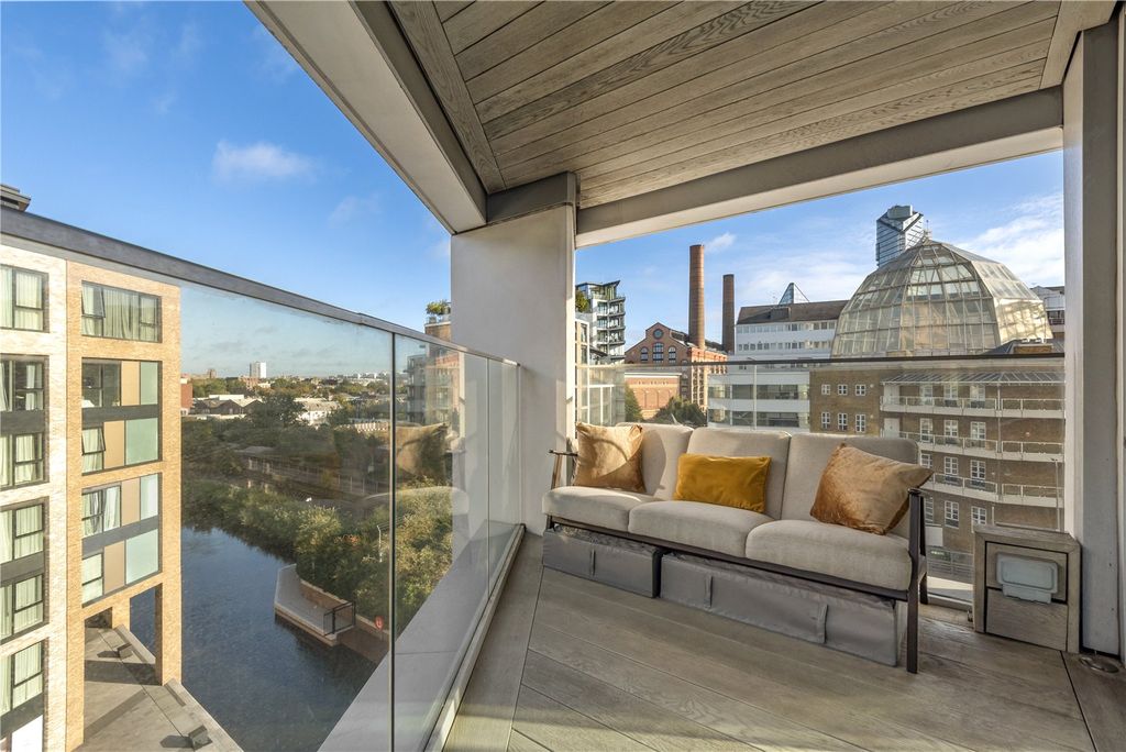 Property photo 1 of 17 Balcony