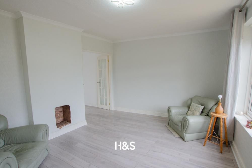 Property photo 3 of 16 31 Averill - Lounge.Jpg