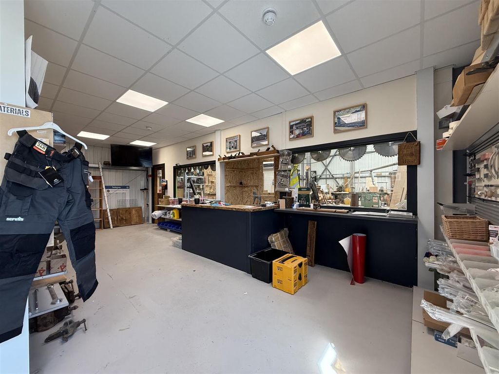 Property photo 3 of 11 Showroom - Reception