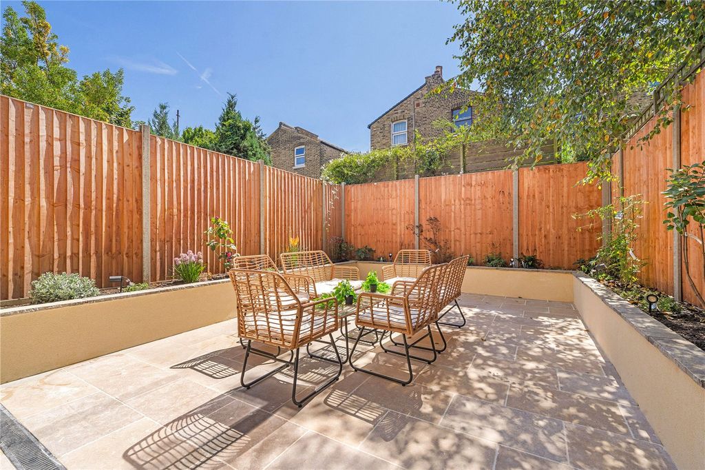 Property photo 3 of 24 Outside Space