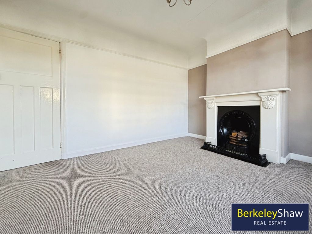 Property photo 3 of 19 Lounge (Front)