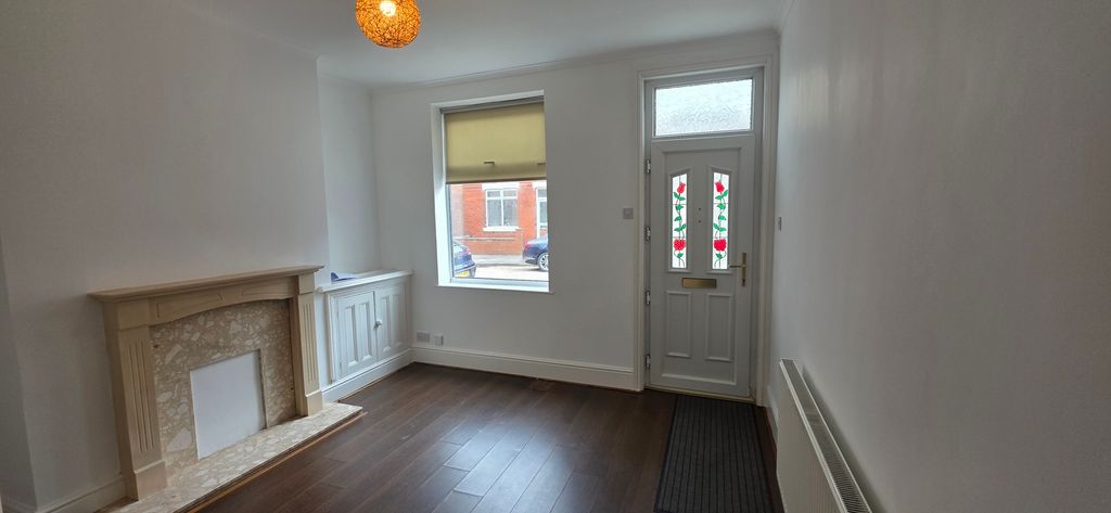 Property photo 2 of 11 Livingroom