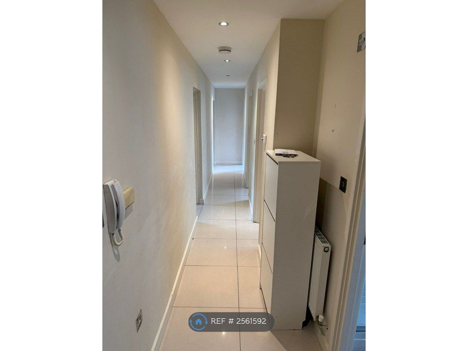 Property photo 2 of 11 Hallway