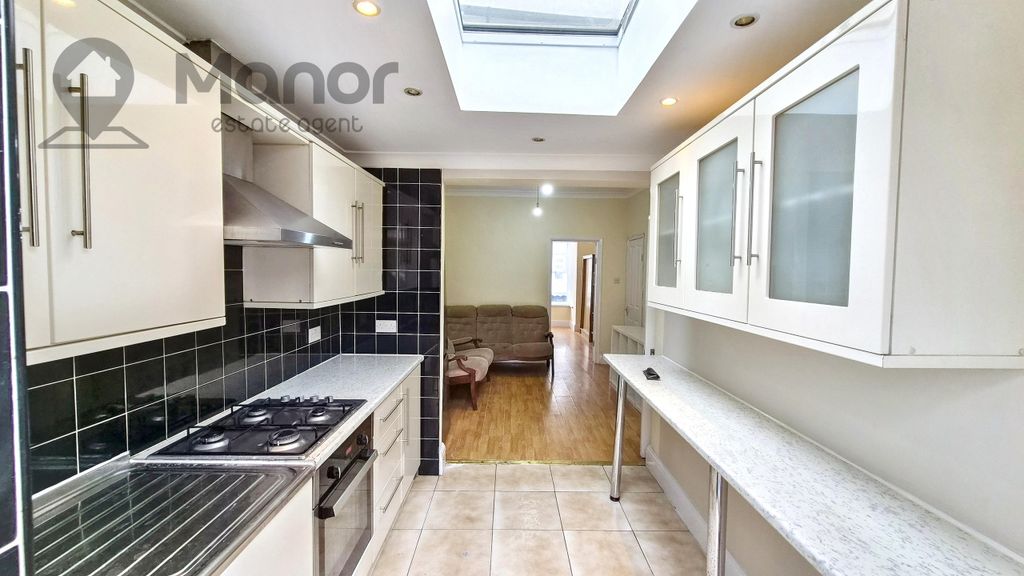 Property photo 2 of 10 Kitchen