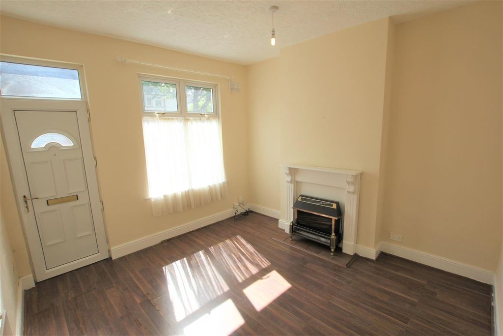 Property photo 3 of 16 Lounge