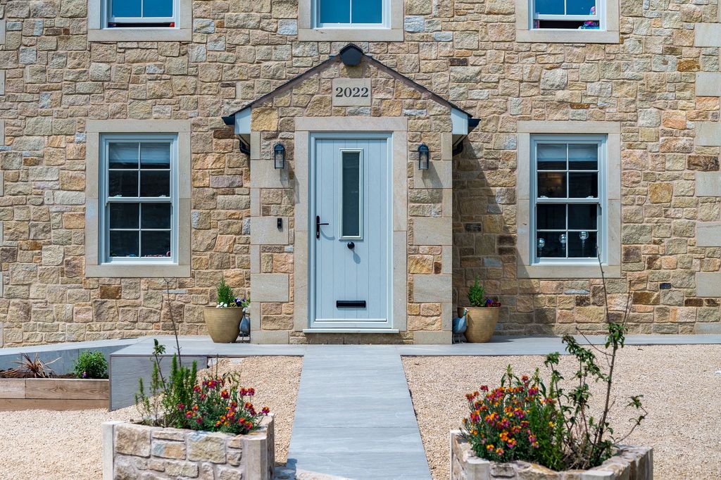 Property photo 2 of 39