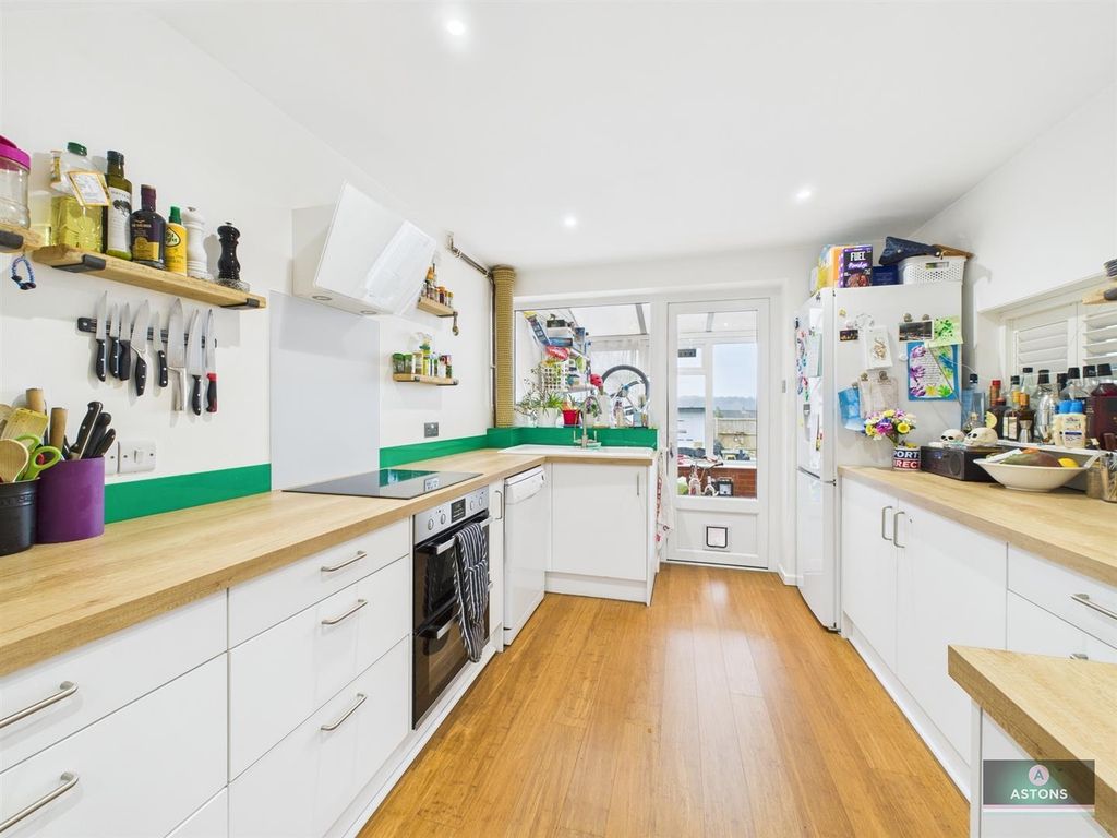 Property photo 3 of 17 Kitchen