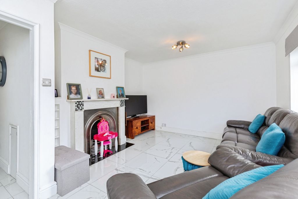 Property photo 3 of 20 Lounge