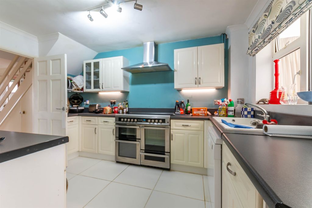 Property photo 3 of 11 Kitchen