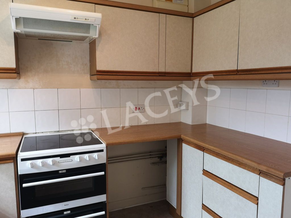 Property photo 3 of 8 Kitchen 1