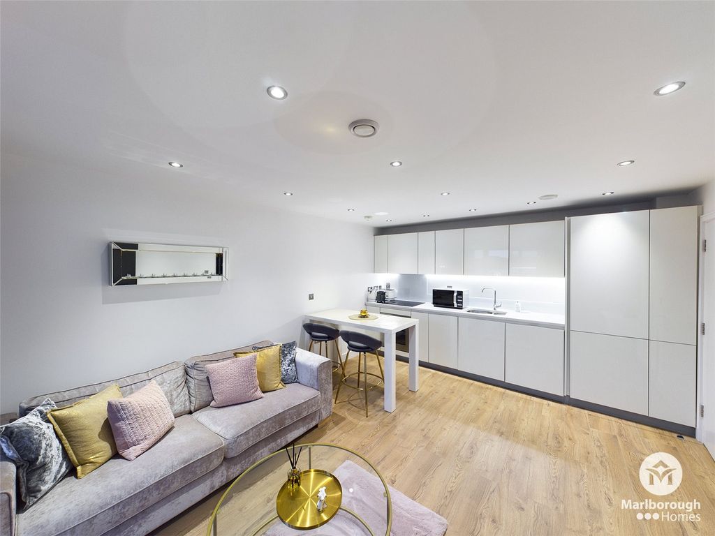 Property photo 1 of 16 Landmark House Ig10