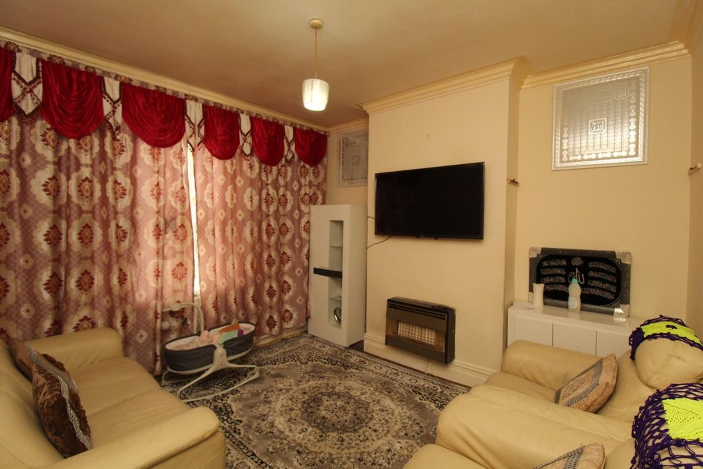 Property photo 3 of 8 Lounge