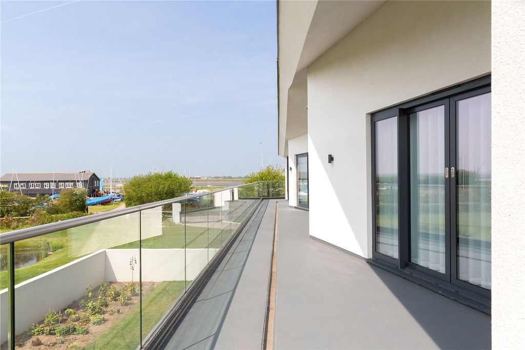 Property photo 3 of 15 Terrace