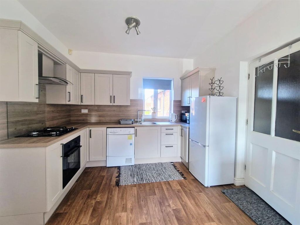 Property photo 3 of 9 Kitchen Diner