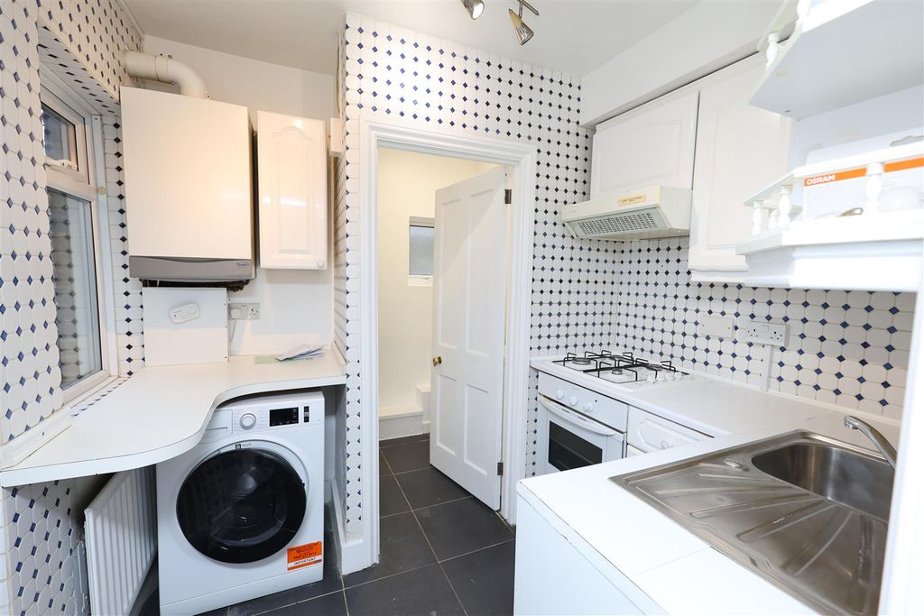 Property photo 3 of 14 Kitchen