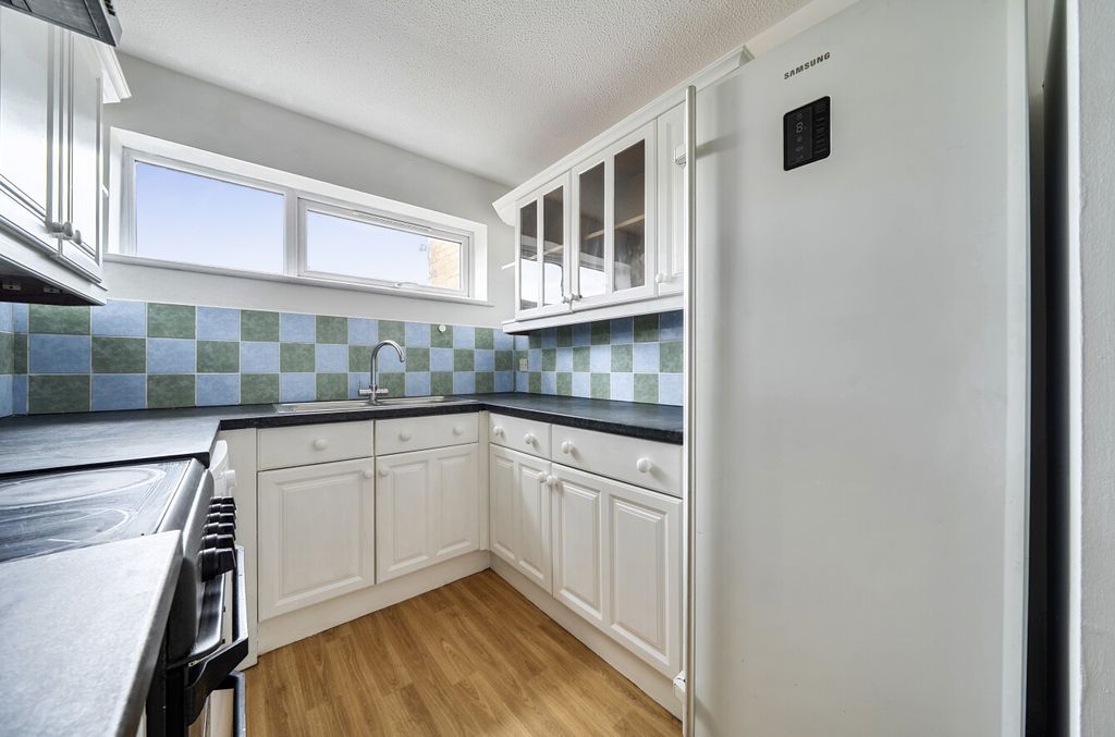 Property photo 3 of 10 Kitchen3