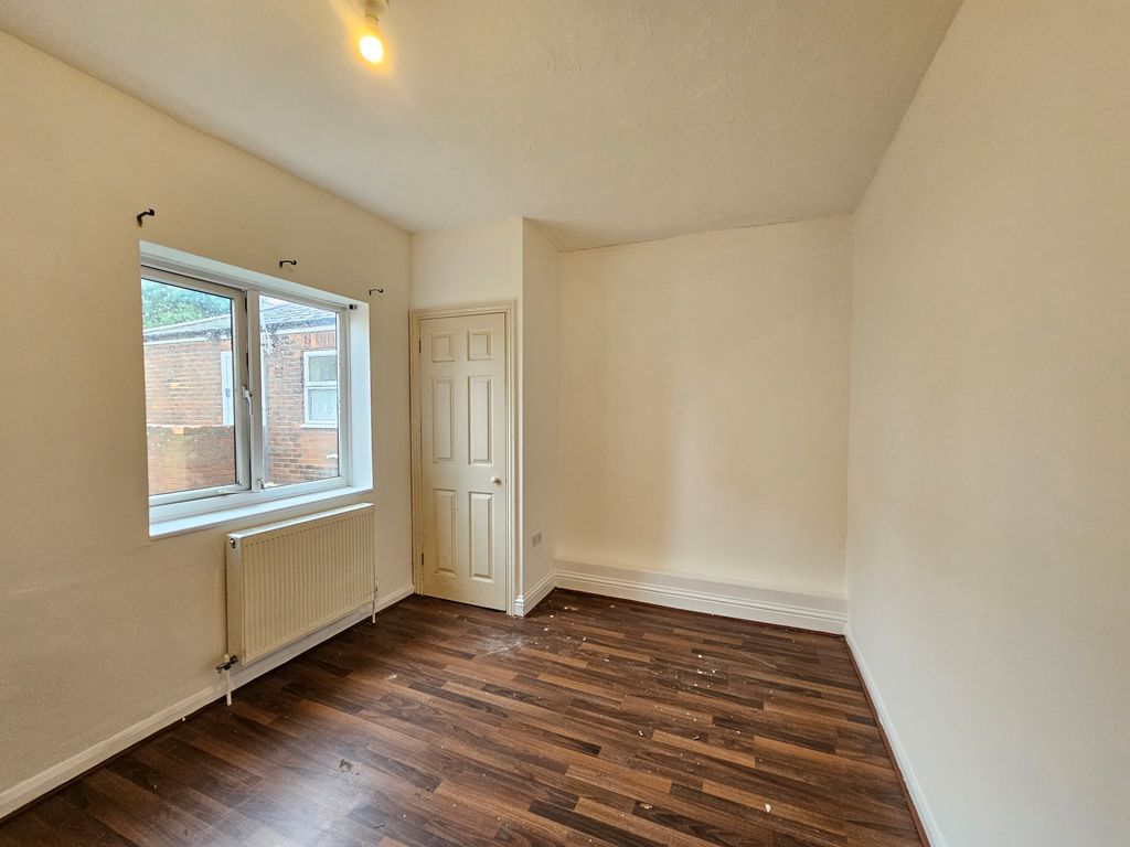 Property photo 2 of 6 Bedroom