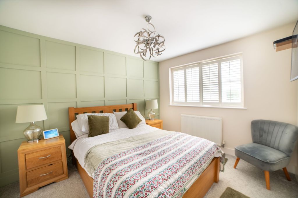 Property photo 3 of 18 Principal Bedroom 1/2