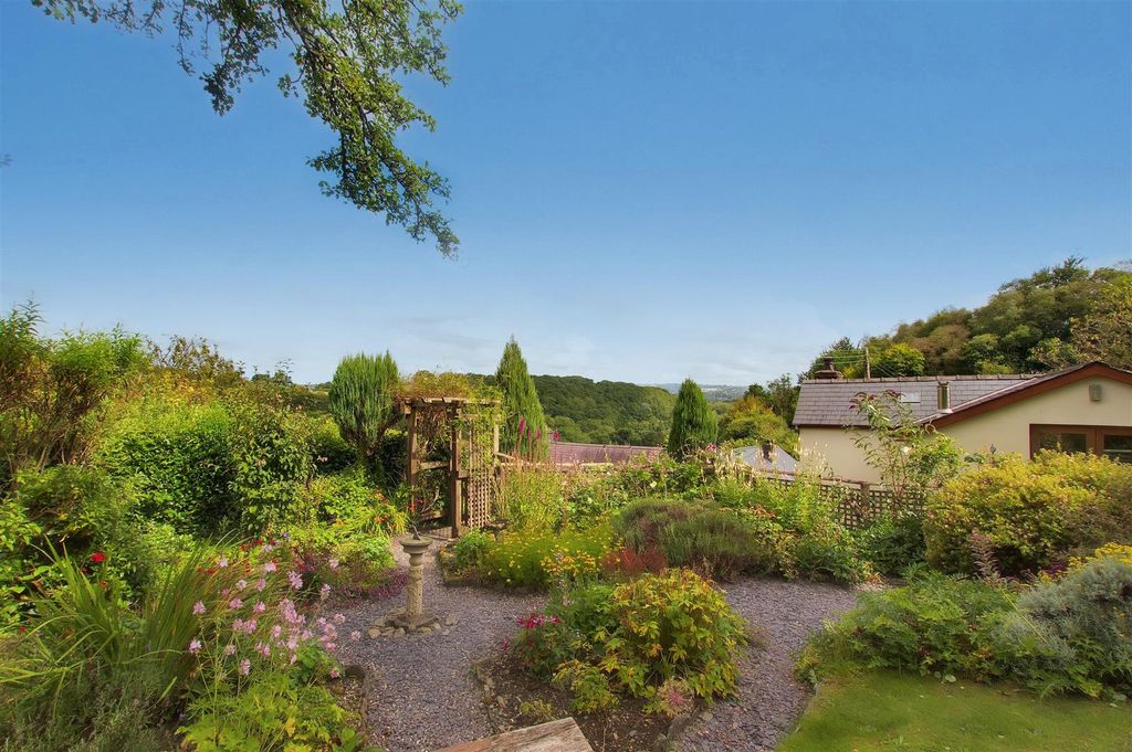Property photo 3 of 66 Gardens