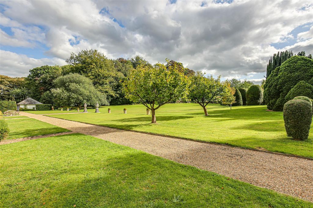 Property photo 2 of 11 Brasted Place Garden (1) October 2023.Jpg