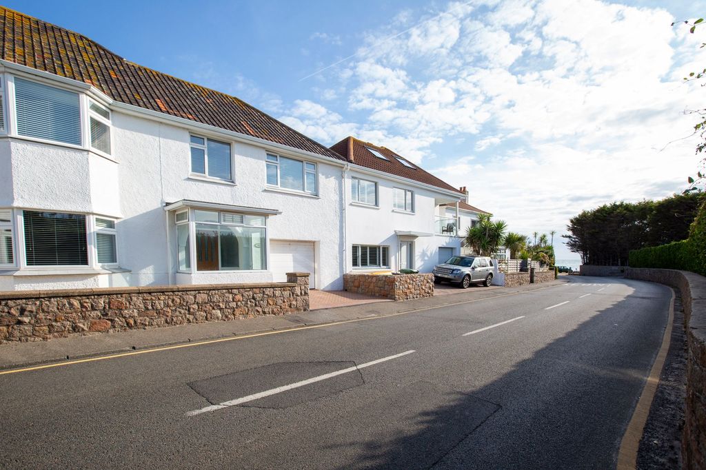 Property photo 2 of 24