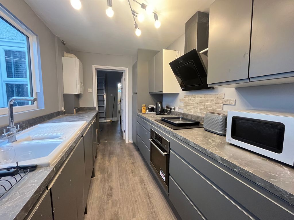 Property photo 3 of 7 Kitchen