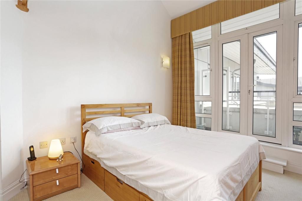 Property photo 1 of 12 3 Bed Flat To Rent St. Davids Square, London E14