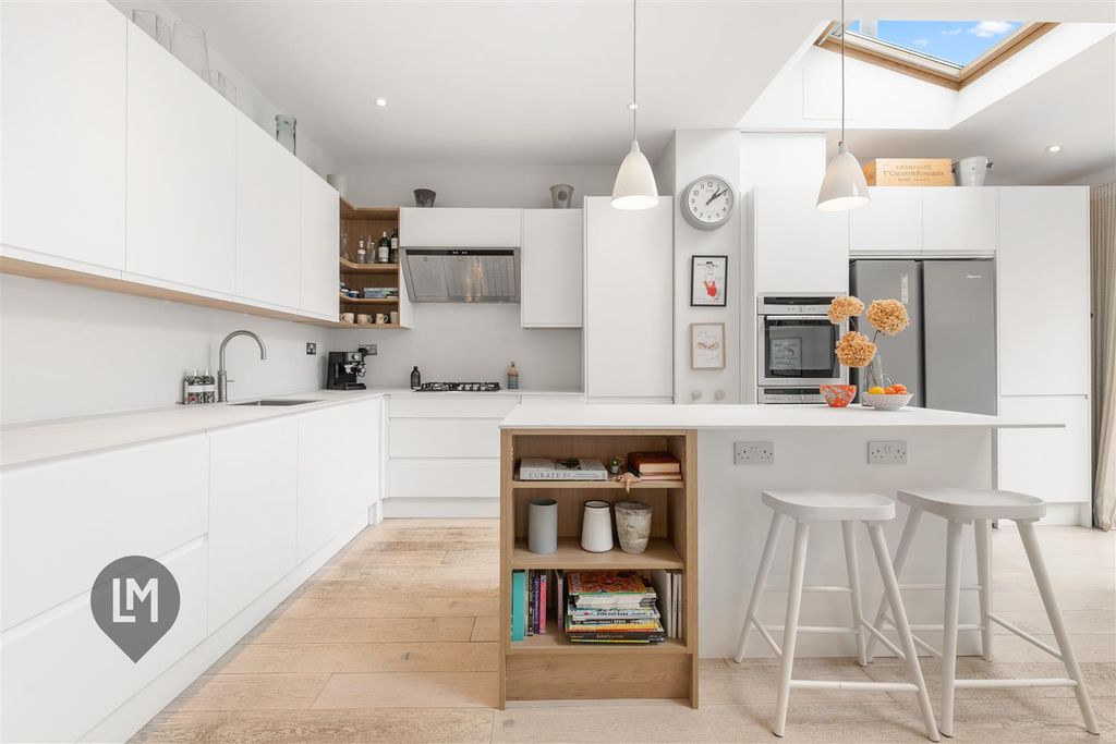 Property photo 3 of 8 Kitchen/Dining Room