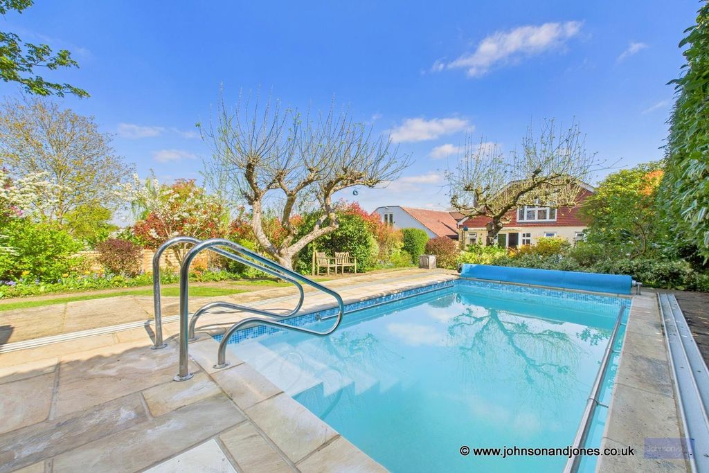 Property photo 2 of 51 36 Pool.Jpg