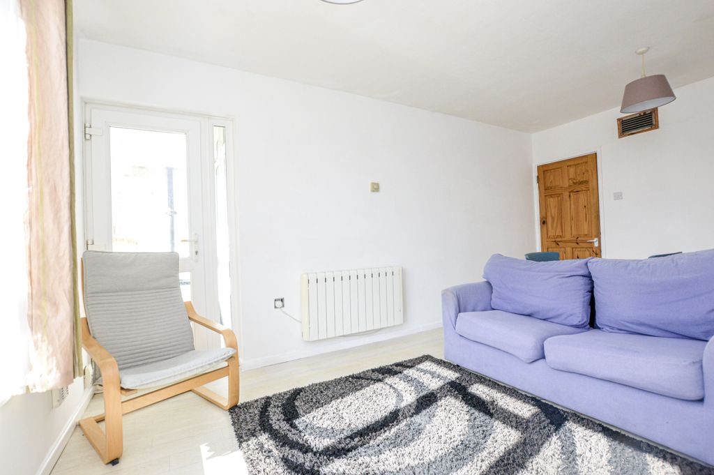 Property photo 2 of 9 2-Dsc_1072