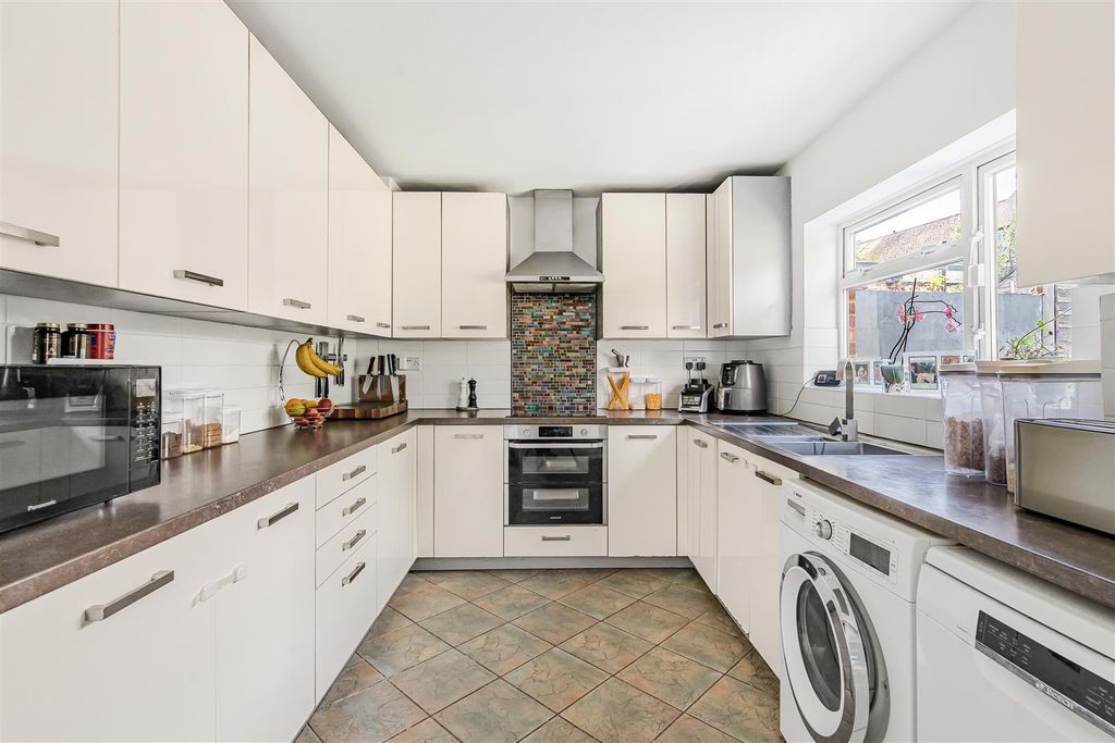 Property photo 3 of 12 Kitchen