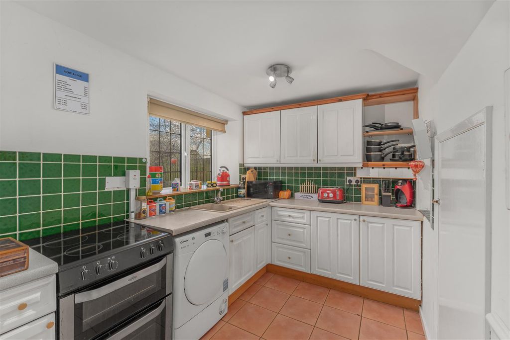 Property photo 3 of 12 7 New Road, Shotteswell-10.Jpg