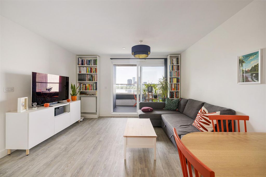 Property photo 1 of 31 Champness Close, E17