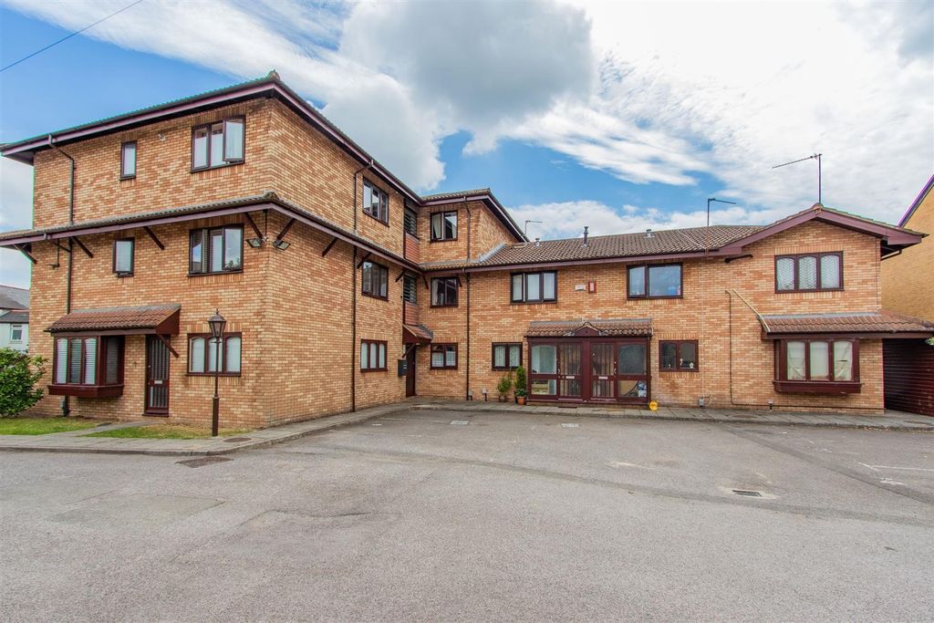 Property photo 1 of 9 Clive Mews Ext.Jpg
