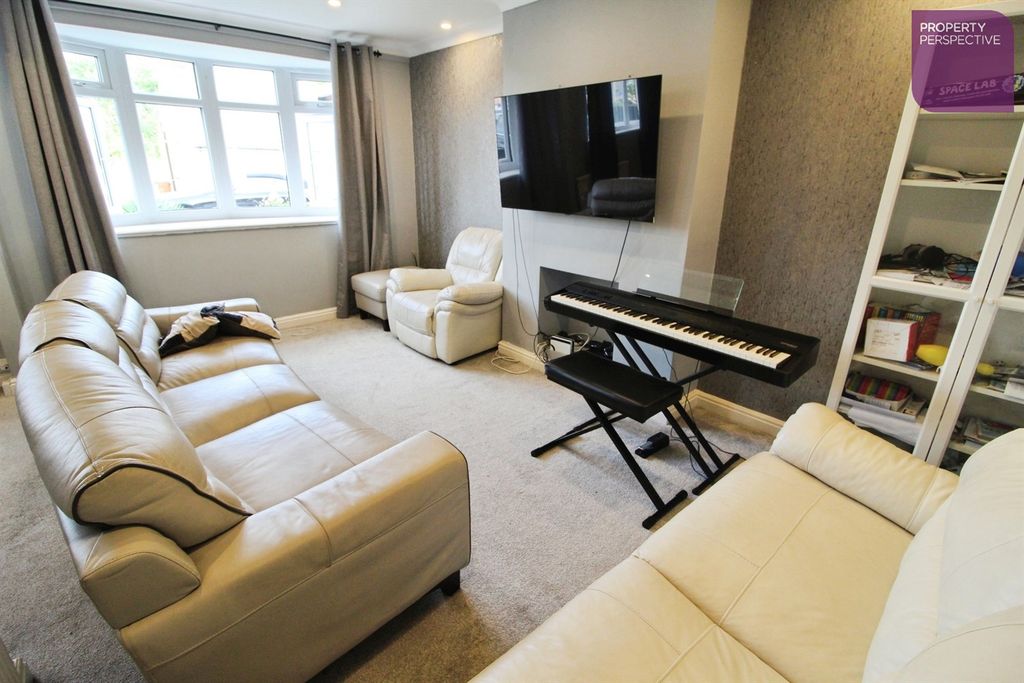 Property photo 2 of 12 Lounge