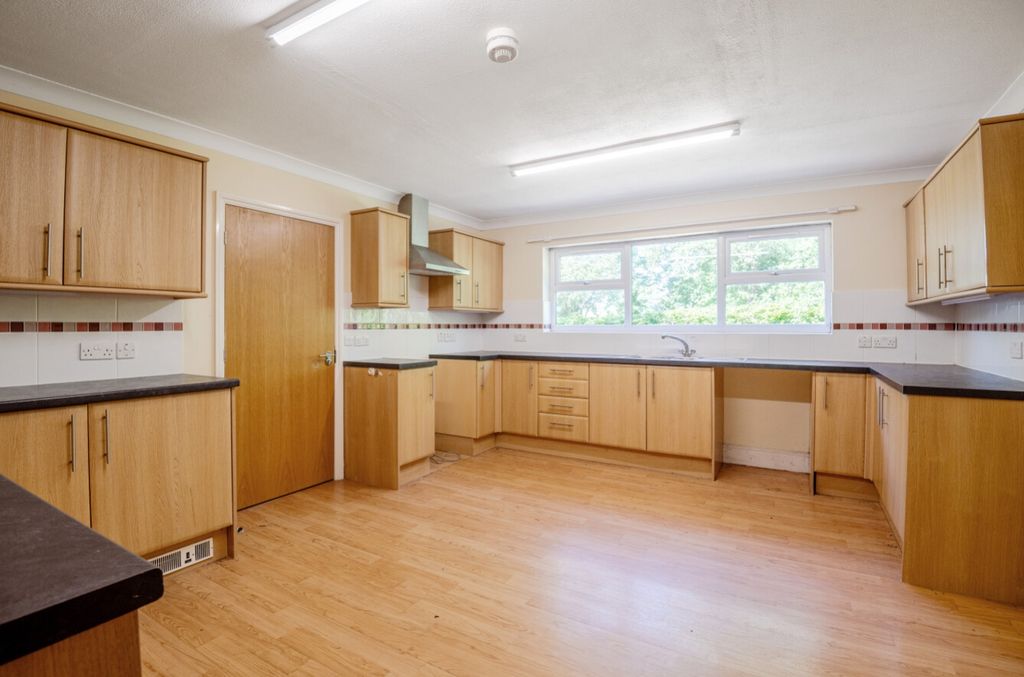 Property photo 3 of 30 1293644-8-6825B374852Fd-Arw