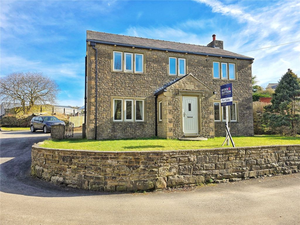 Property photo 2 of 28 Detached Family Home